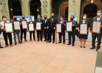 SCEP otorga reconocimientos a municipalidades que lograron el 100 por ciento de ejecución