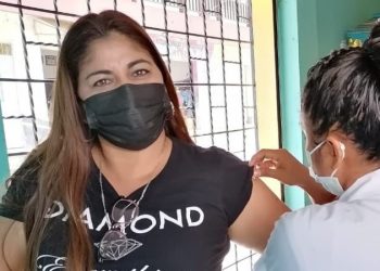 Guatemaltecos atienden llamado a vacunarse contra el COVID-19