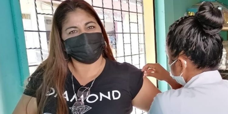 Guatemaltecos atienden llamado a vacunarse contra el COVID-19