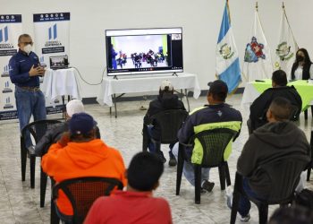 Brindan capacitación sobre educación ambiental a trabajadores del vertedero de la zona 3