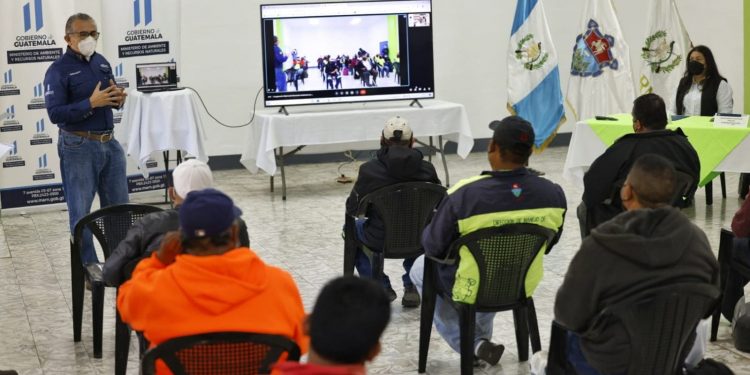 Brindan capacitación sobre educación ambiental a trabajadores del vertedero de la zona 3