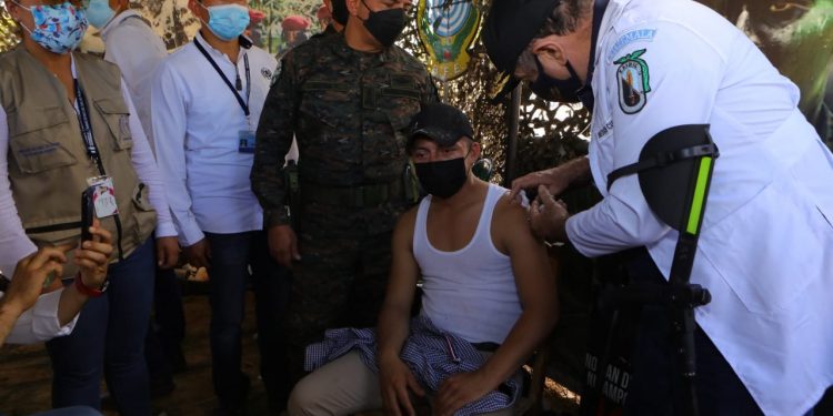 Presidente Giammattei impulsa vacunación contra COVID-19 en Petén