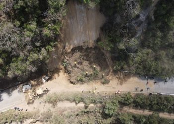 Varias entidades gubernamentales trabajan en remover escombros por derrumbes registrados tras el sismo.