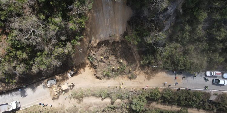 Varias entidades gubernamentales trabajan en remover escombros por derrumbes registrados tras el sismo.
