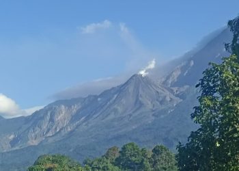 Volcán Santiaguito durante actividad captada este sábado 19 de febrero.