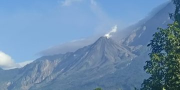 Volcán Santiaguito durante actividad captada este sábado 19 de febrero.