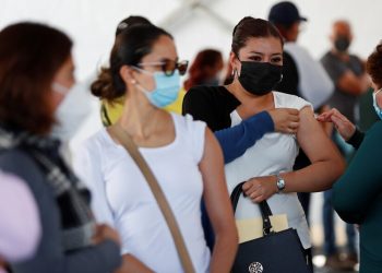 Ajustar las mascarillas es clave para la protección contra el COVID-19