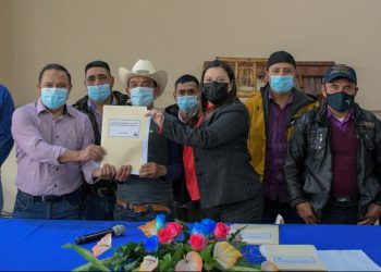 Cubulco firma primeros convenios de obras programadas para este año