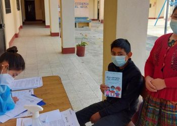 Segunda jornada de vacunación contra COVID-19 en centros educativos de Totonicapán da buenos resultados