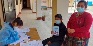 Segunda jornada de vacunación contra COVID-19 en centros educativos de Totonicapán da buenos resultados