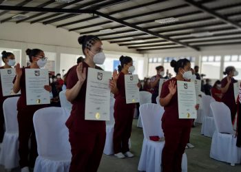 Más de 30 mujeres huehuetecas se gradúan a nivel universitario como parteras