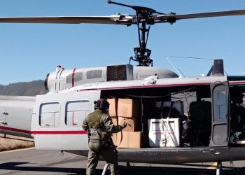 Vacunas y pruebas de COVID-19 llegan vía aérea a comunidades lejanas de Huehuetenango