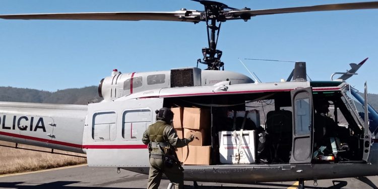 Vacunas y pruebas de COVID-19 llegan vía aérea a comunidades lejanas de Huehuetenango