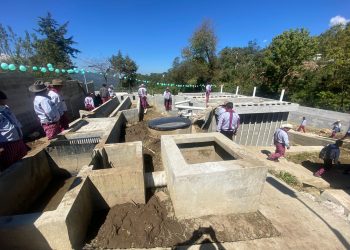 Todos Santos Cuchumatán y Santa Bárbara avanzan con proyectos de educación y saneamiento