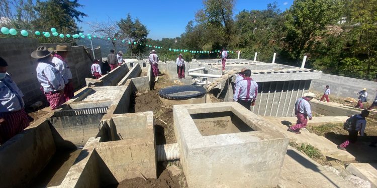 Todos Santos Cuchumatán y Santa Bárbara avanzan con proyectos de educación y saneamiento