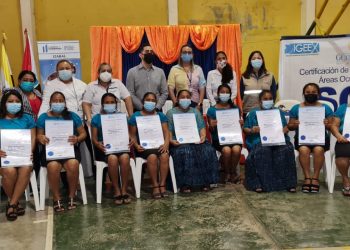 Mineduc certifica a vecinas de El Estor como pasteleras