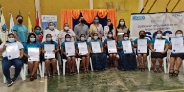 Mineduc certifica a vecinas de El Estor como pasteleras