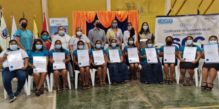 Mineduc certifica a vecinas de El Estor como pasteleras