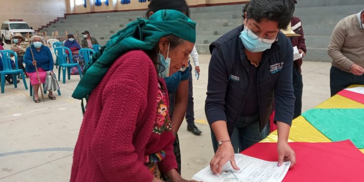 Adultos mayores de San Marcos reciben aporte económico