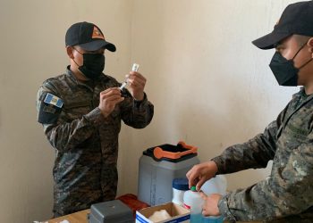 Ejército apoya en jornada de vacunación contra COVID-19 en Champerico