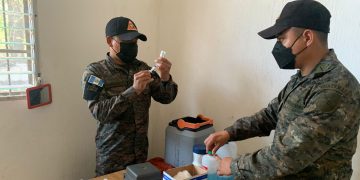 Ejército apoya en jornada de vacunación contra COVID-19 en Champerico