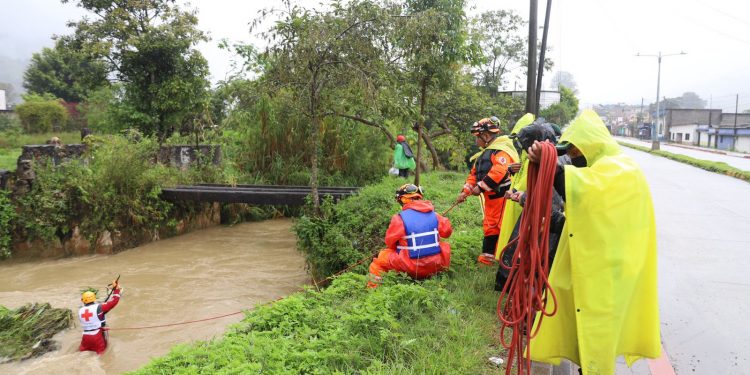 Autoridades coordinan búsqueda de vecino que cayó al río Cahabón