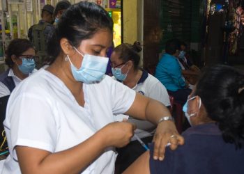 Negocios retaltecos apoyan vacunación contra el COVID-19