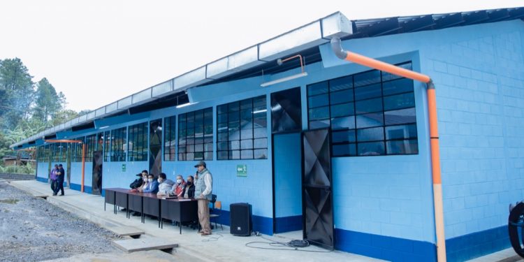 Mejoramiento de escuela primaria favorece a población rural de Senahú