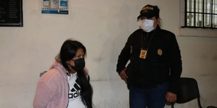 PNC captura a mujer que ofrecía plazas en el magisterio