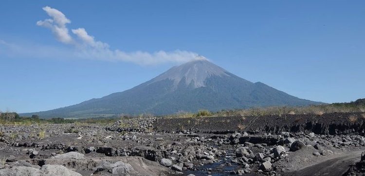 Autoridades en apresto ante aumento de actividad del volcán de Fuego