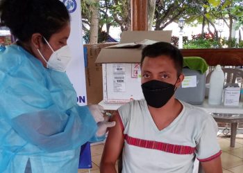 Parque central de Mazatenango se constituye en centro de vacunación