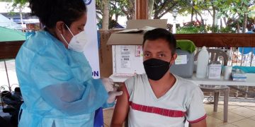 Parque central de Mazatenango se constituye en centro de vacunación