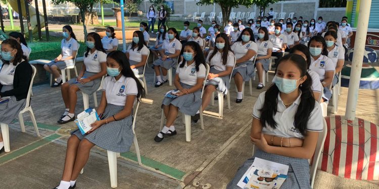 SVET instruye a estudiantes retaltecos sobre la prevención de delitos contra la integridad