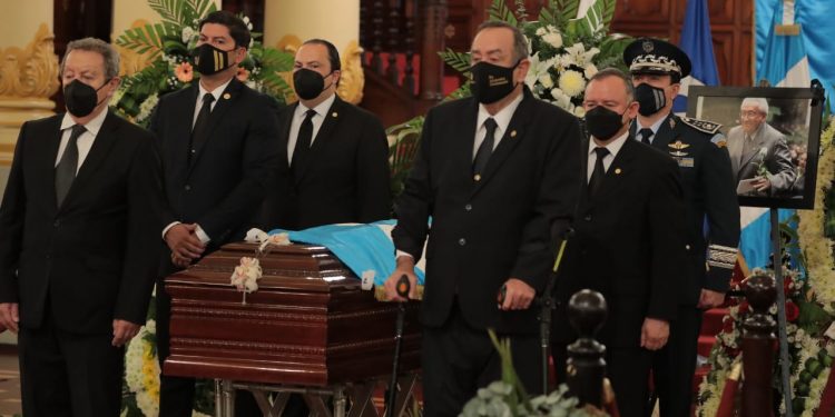 Despiden con honores a exvicepresidente Roberto Carpio Nicolle