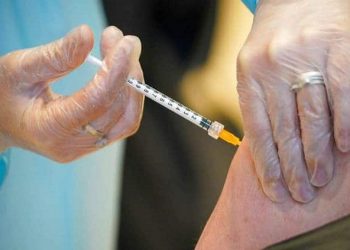 Reino Unido ofrecerá una cuarta dosis a mayores de 75 años y personas vulnerables