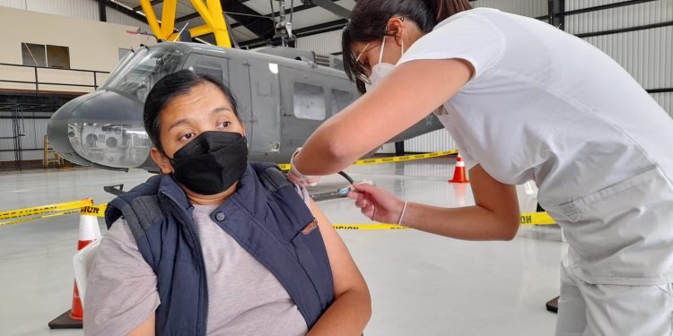 En Guatemala continúan las jornadas de vacunación contra COVID-19 en el territorio./foto: Ejército.