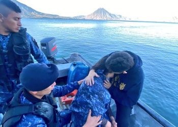 Ejército rescata a una mujer en lago de Atitlán