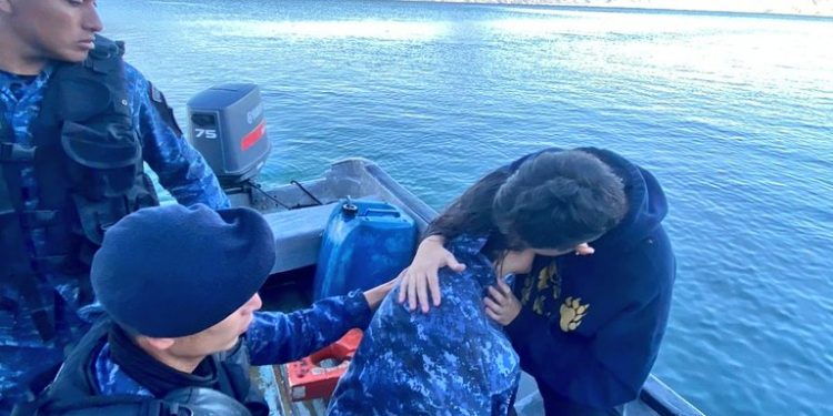 Ejército rescata a una mujer en lago de Atitlán