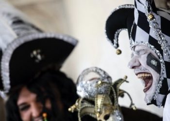 Venecia se pone la máscara en su segundo carnaval en pandemia