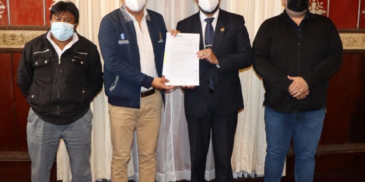 Autoridades de Quetzaltenango firman convenios para ejecución de obras