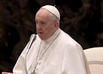 Los ancianos no son material de descarte, sino un don para la sociedad, dice el Papa