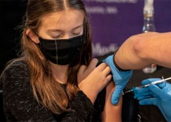 EMA respalda dosis de refuerzo con Pfizer a jóvenes de 12 a 17 años