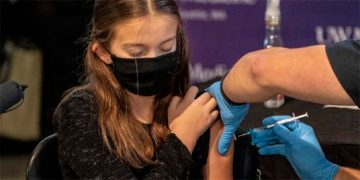 EMA respalda dosis de refuerzo con Pfizer a jóvenes de 12 a 17 años