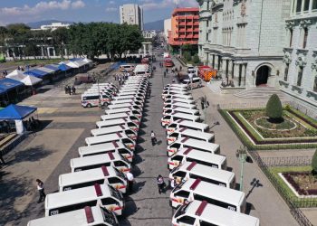 Presidente Giammattei participa en entrega de vehículos al Cuerpo Voluntario de Bomberos
