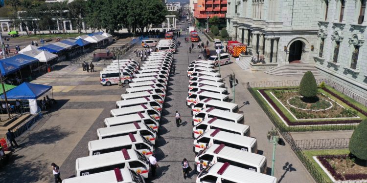 Presidente Giammattei participa en entrega de vehículos al Cuerpo Voluntario de Bomberos