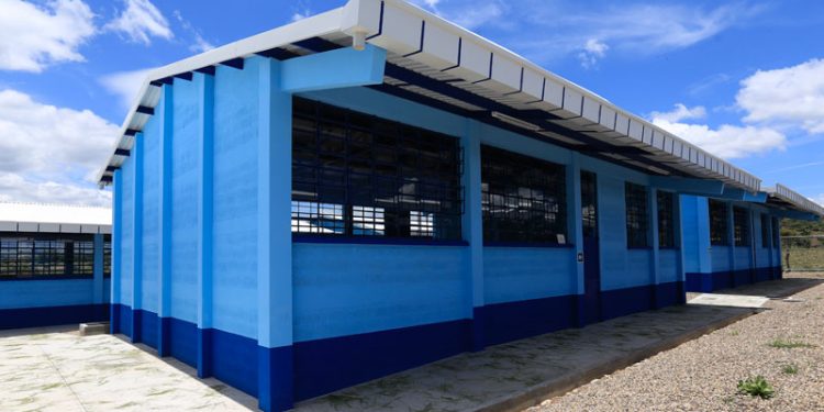 Gobierno remoza más de 4 mil escuelas en el país