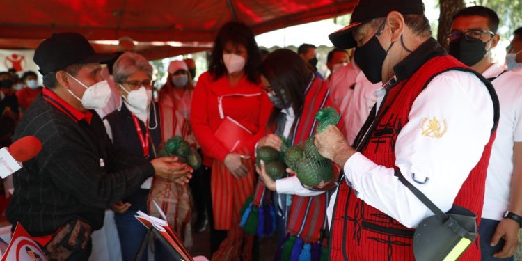 El mandatario Alejandro Giammattei hizo un recorrido en la Escuela Técnica de Campo para Alimentación Escolar de San Juan Cotzal, Quiché.