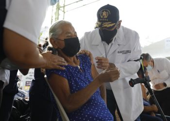 El jefe de Estado llamó a los adultos mayores a dar el ejemplo a la población y vacunarse contra el coronavirus. /Foto: Danilo Ramírez (DCA)