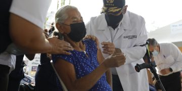 El jefe de Estado llamó a los adultos mayores a dar el ejemplo a la población y vacunarse contra el coronavirus. /Foto: Danilo Ramírez (DCA)