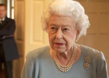 Isabel II, enferma de COVID con “síntomas leves”